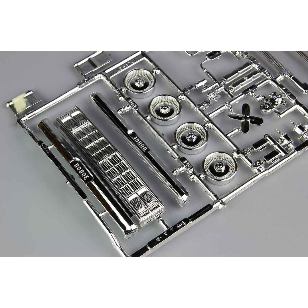 MPC(エムピーシー) 1982 ダッジ バン カスタム "タートルワックス" 1/25スケール 未塗装組立キット