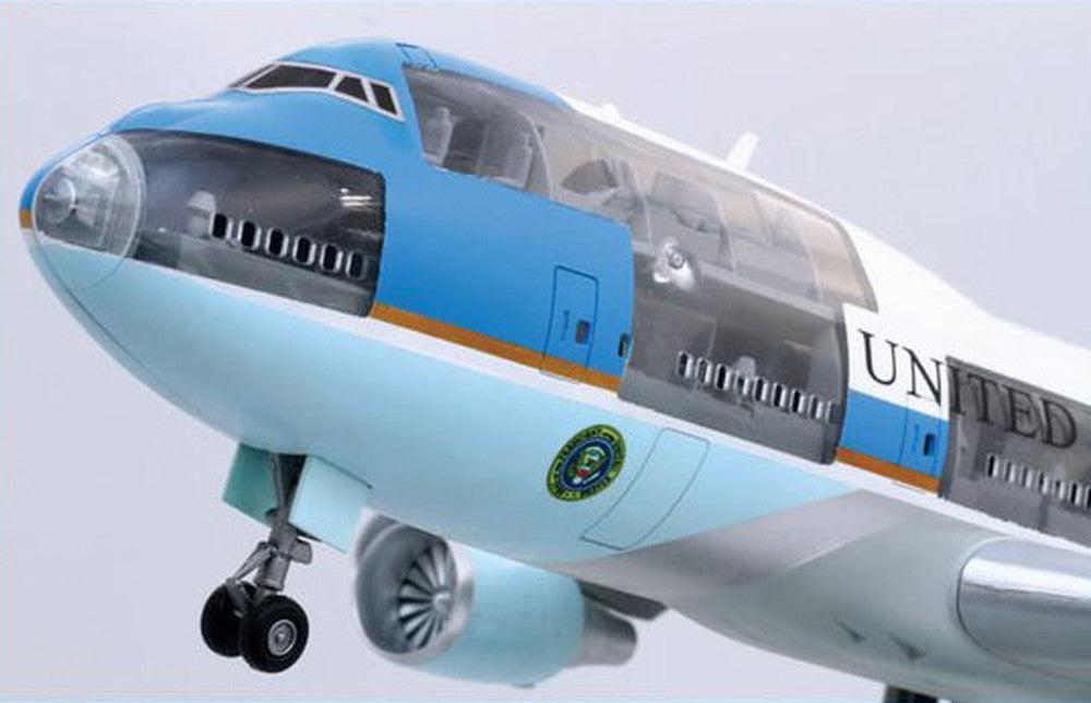 1/144 アメリカ大統領専用機 エアフォース・ワン 747-400 塗装済み半完成モデル