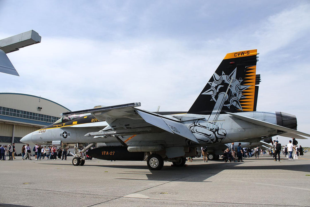 1/72 アメリカ海軍 艦上戦闘機 F/A-18E スーパーホーネット VFA-27 ロイヤルメイセス 2024 ディテールアップ用エッチングパーツ付属