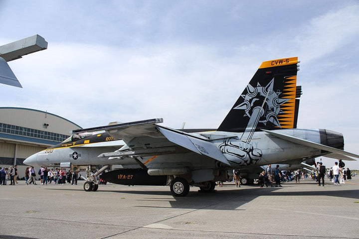 1/72 アメリカ海軍 艦上戦闘機 F/A-18E スーパーホーネット VFA-27 ロイヤルメイセス 2024 ディテールアップ用エッチングパーツ付属