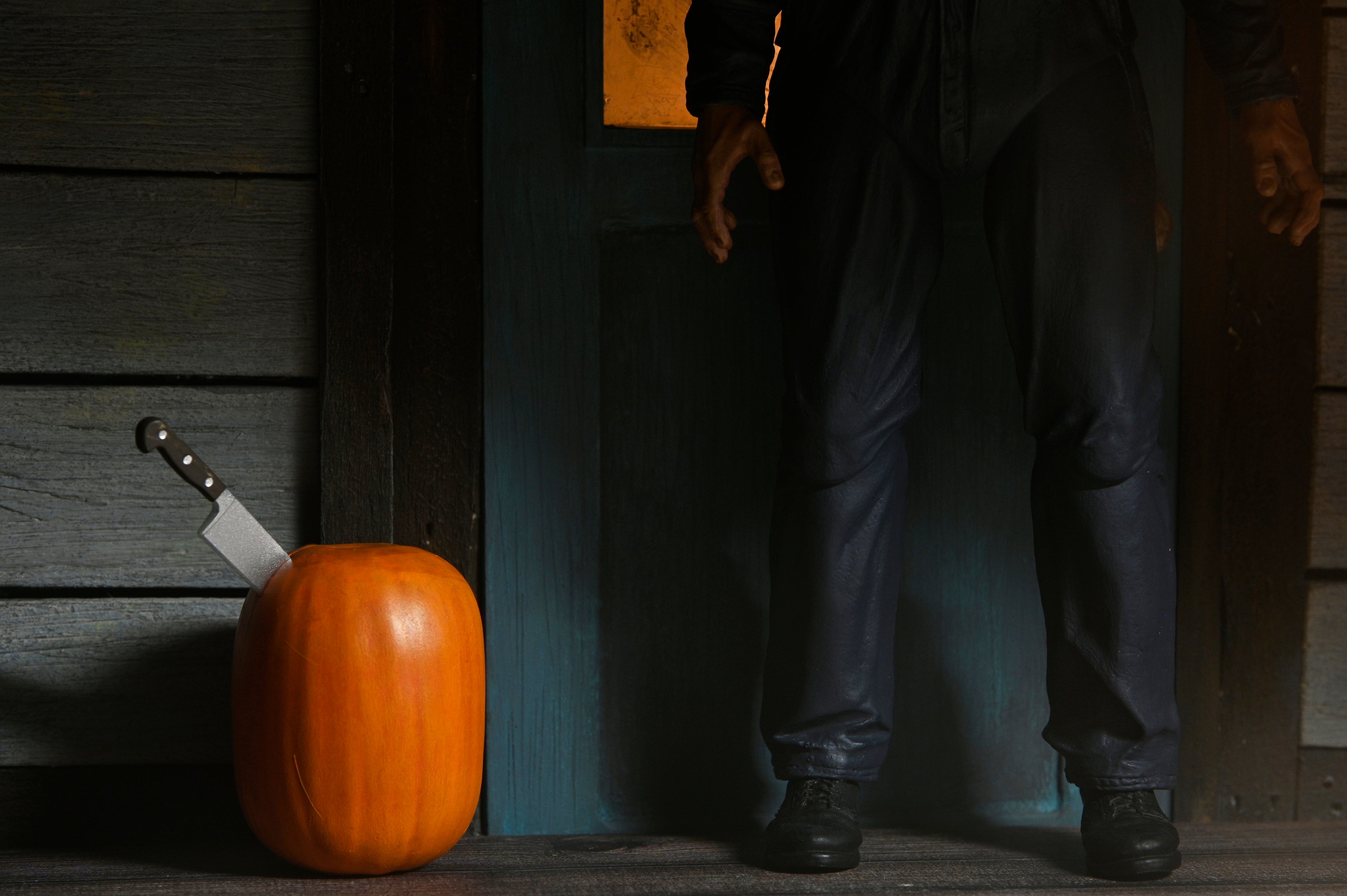 ハロウィンH20 マイケルマイヤーズ　フィギュア台座付き Amazon.com: Trick Or Treat Studios Halloween H20 Michael