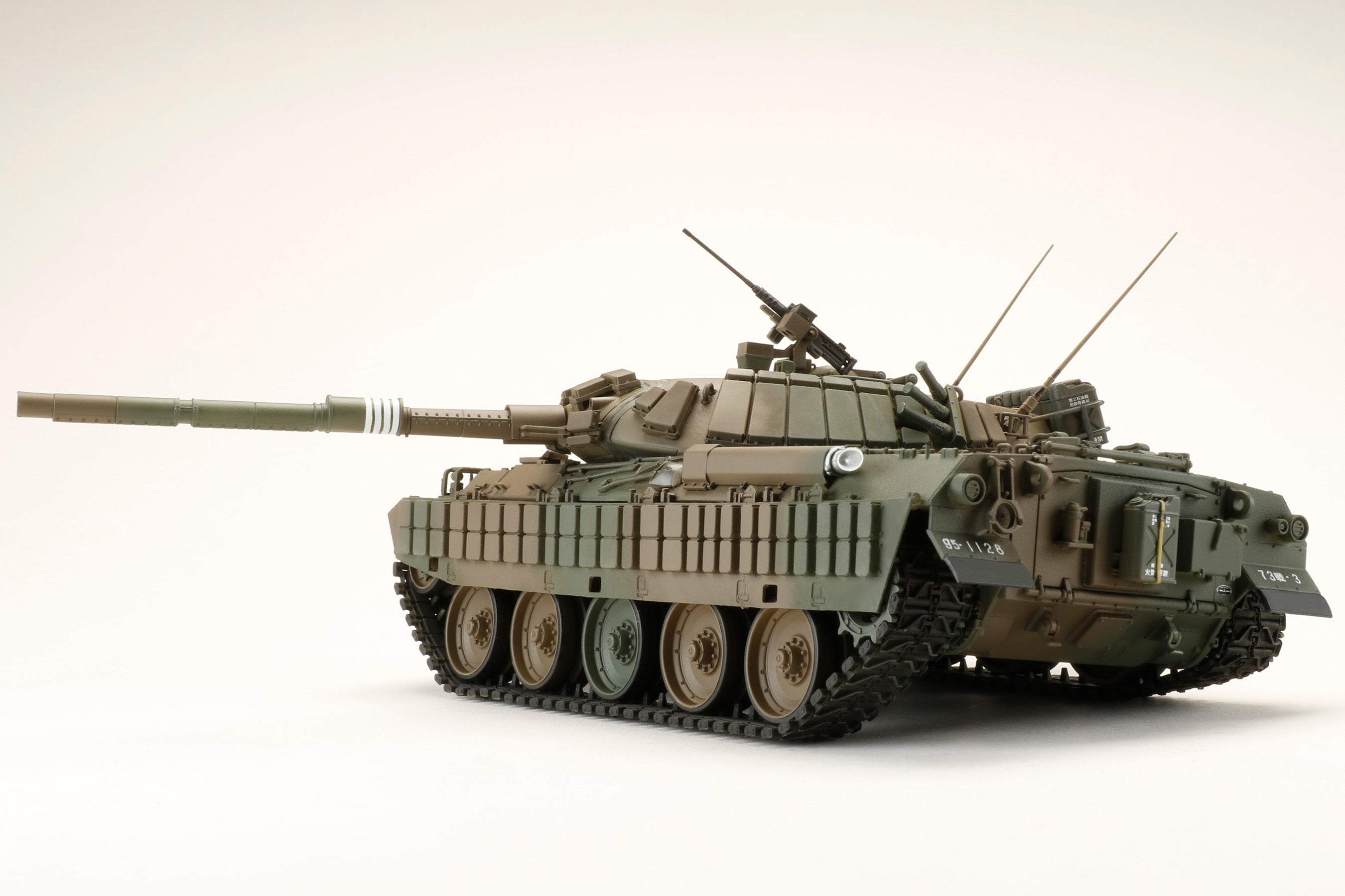 1/35 HJモデルキットシリーズ 74式戦車改リアクティブアーマー