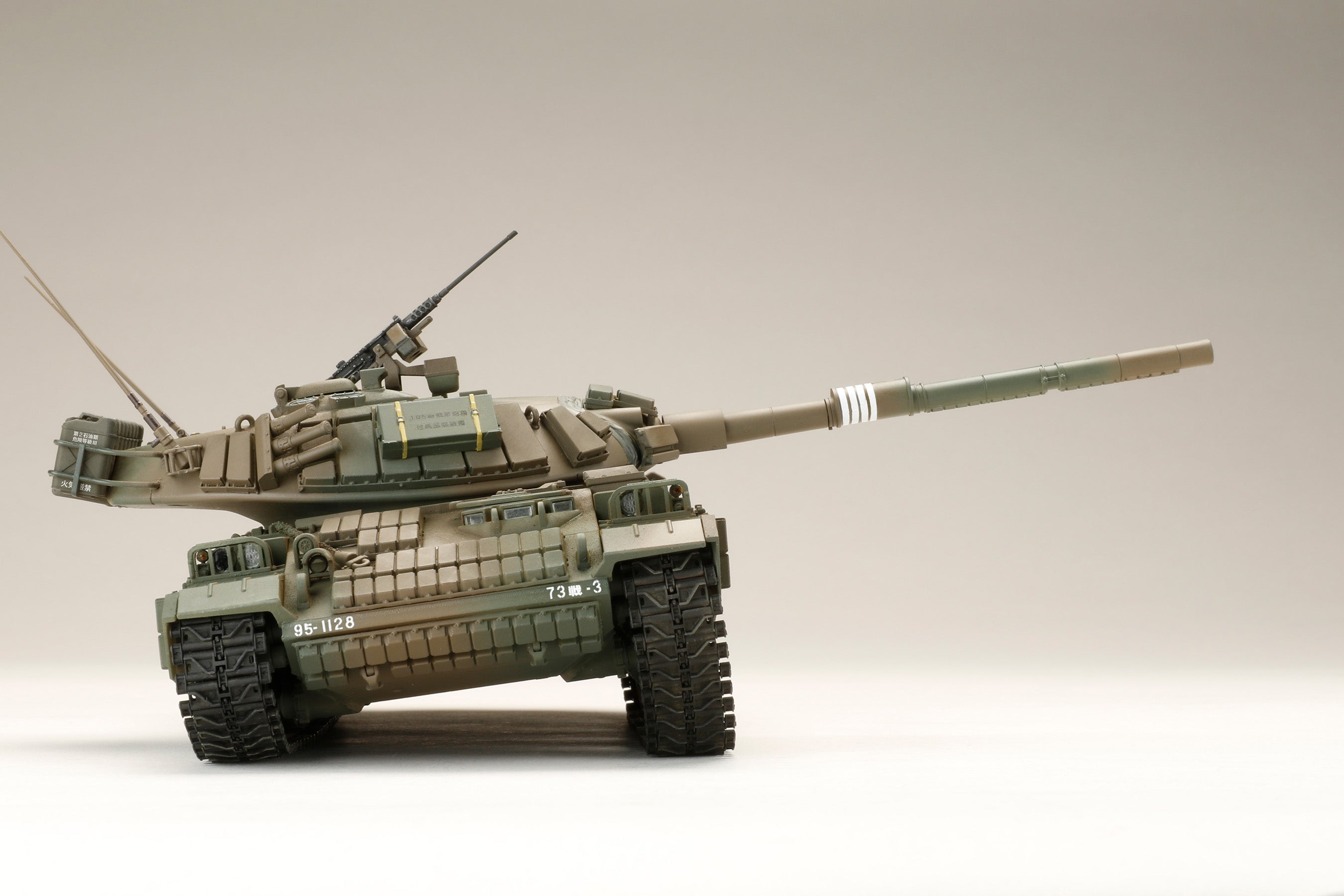 1/35 HJモデルキットシリーズ 74式戦車改リアクティブアーマー