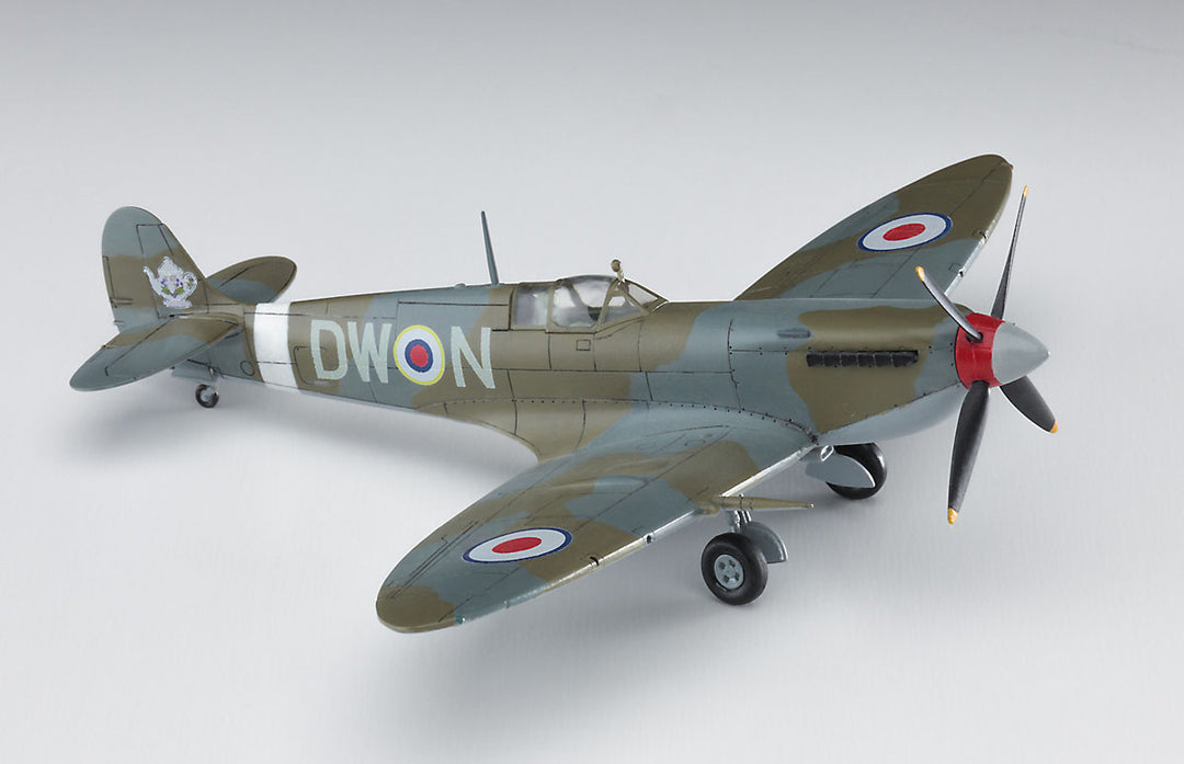 リネット・ビショップ w/スピットファイア Mk.IX（1/72） 1/20スケール