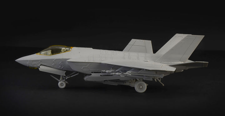 【再販】1/72 アメリカ海軍 F-35C ライトニングII （日本語対訳補足説明書付属）