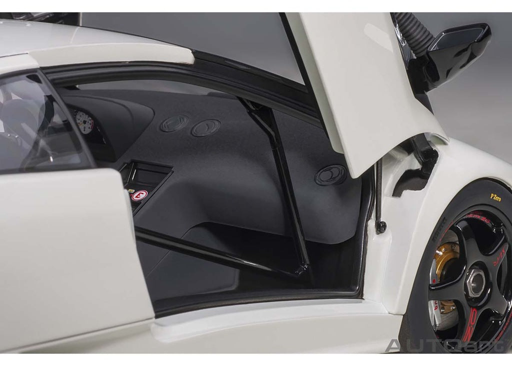 AUTOart(オートアート) ランボルギーニ ディアブロ SV-R （IMPACT WHITE／ホワイト） 1/18スケール 塗装済みミニカー
